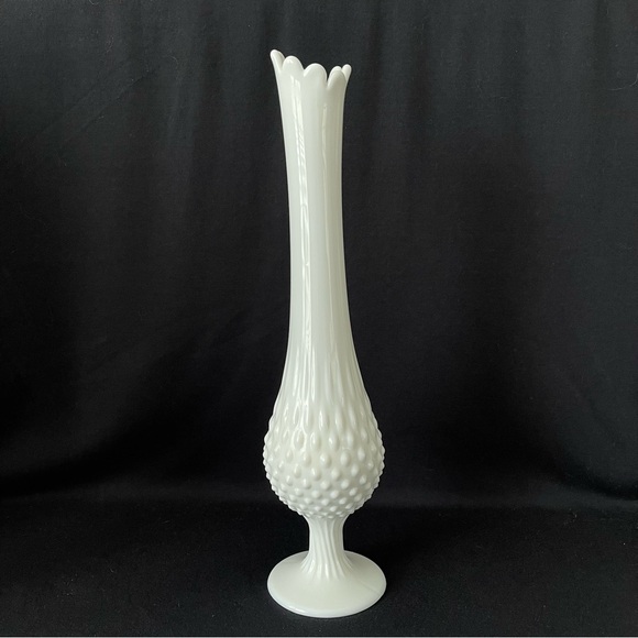 Swung Vase - Fenton Hobnail Milk Glass - Vintage - Picture 5 of 11